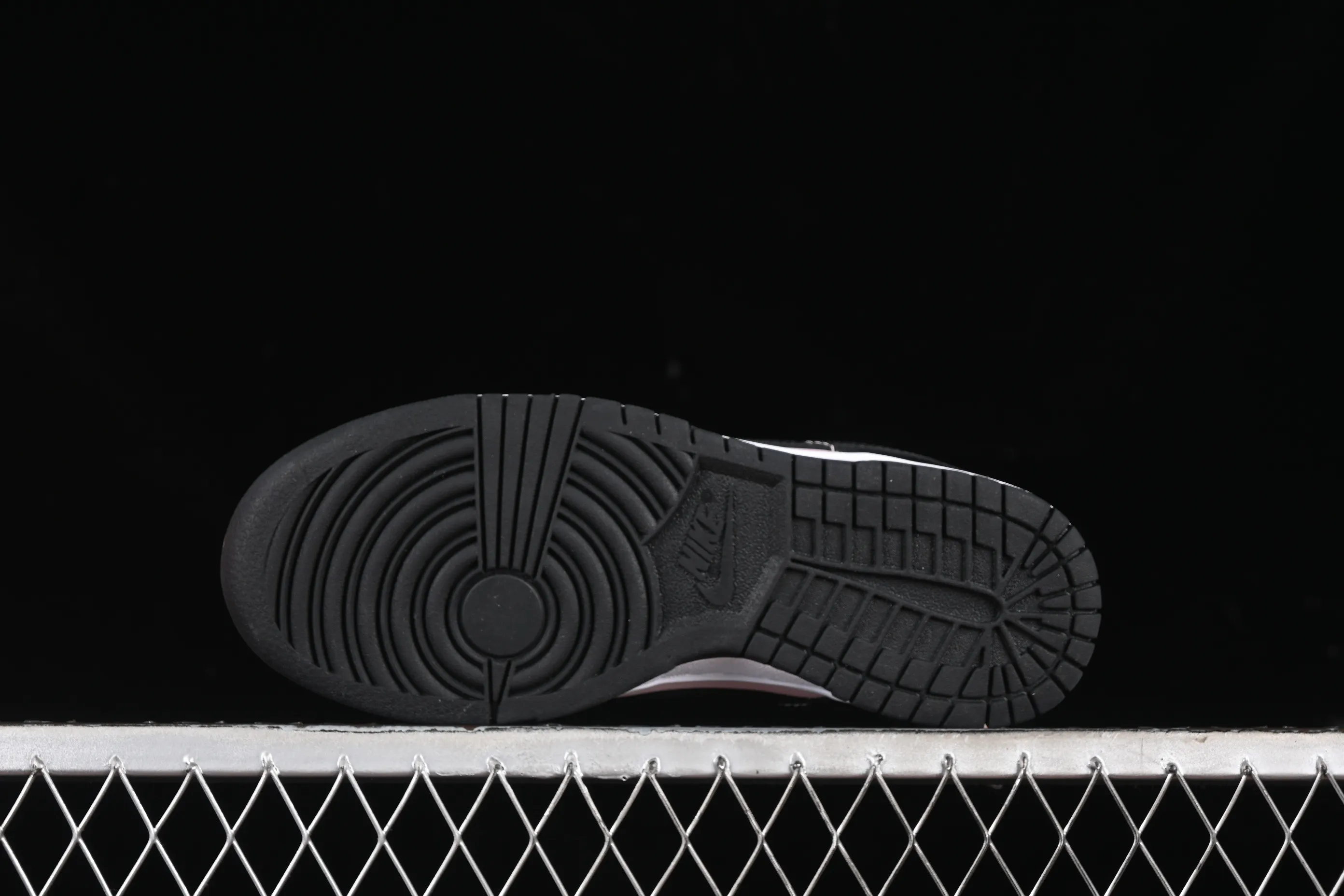 All categories Nk SB Dunk series Nk SB Dunk Low low-top sneakers Nk SB Dunk Low black and pink low-top casual sneakers CW1590-100